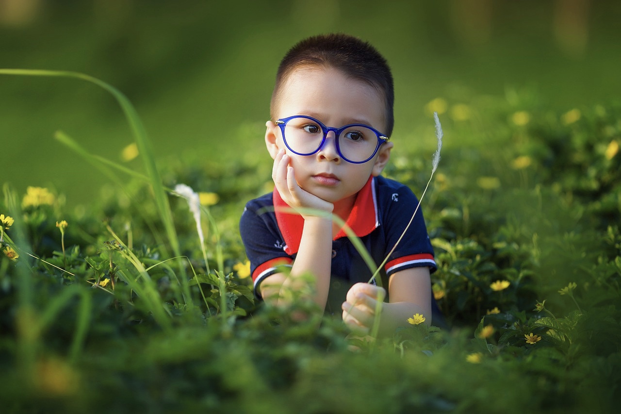 Manche Kinder benötigen vergleichsweise früh eine Brille. Eltern sollten auf einschlägige Anzeichen achten. Blinzeln ✅ Kopfschmerzen ✅ Tipps ✅